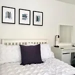3 Bedroom - 2 Bathroom Townhouse In Corstorphine Near Murrayfield Stadium - Direct Bus To Centre In 20 Minutes - Two Private Parking Spaces - Private Sunny Garden - Recently Refurbished Сasa de vacaciones Edimburgo