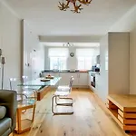 Апартаменты Modern Royal Mile 2 Bed Flat - Pass The Keys