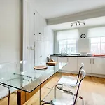 Modern Royal Mile 2 Bed Flat - Pass The Keys Эдинбург