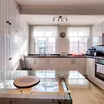 Апартаменты Modern Royal Mile 2 Bed Flat - Pass The Keys Эдинбург