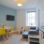 Cosy & Broughton 2br Near Centre شقة