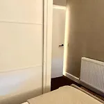 아파트 Large 2 Bedroom, Ground Floor Flat, Close To *