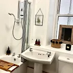 Large 2 Bedroom, Ground Floor Flat, Close To 아파트 에든버러