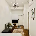 Stylish 1bhk Heart Of The דירה *