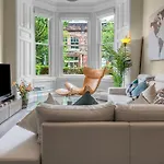 Elegant 2bed-central -by Homes