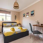 Cosy Roseburn Apartment, - 2 Bedrooms, Free Parking Apartment *