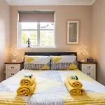 Cosy Roseburn Apartment, - 2 Bedrooms, Free Parking Apartment