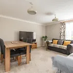 Cosy Roseburn Apartment, - 2 Bedrooms, Free Parking Apartment Edinburgh