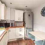 Cosy Roseburn Apartment, - 2 Bedrooms, Free Parking Apartment Edinburgh