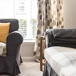 Cosy Roseburn Apartment, - 2 Bedrooms, Free Parking Apartment *