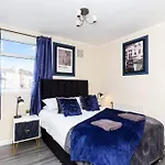 Stylish 3 Bed Abode - Parking And Garden *