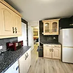 4 Bed House With 6 Beds アパート