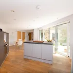 Stylish 3-bedroom 2-storey House With Patio And Balcony Near Princes Street Apartmán *