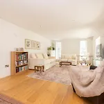 Stylish 3-bedroom 2-storey House With Patio And Balcony Near Princes Street Apartmán *