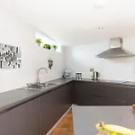 Apartmán Stylish 3-bedroom 2-storey House With Patio And Balcony Near Princes Street *