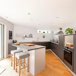 Stylish 3-bedroom 2-storey House With Patio And Balcony Near Princes Street Edinburgh
