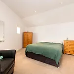 Apartmán Stylish 3-bedroom 2-storey House With Patio And Balcony Near Princes Street