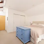 Stylish 3-bedroom 2-storey House With Patio And Balcony Near Princes Street *