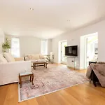 Stylish 3-bedroom 2-storey House With Patio And Balcony Near Princes Street