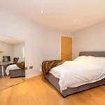 Stylish 3-bedroom 2-storey House With Patio And Balcony Near Princes Street Apartmán Edinburgh