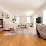 Stylish 3-bedroom 2-storey House With Patio And Balcony Near Princes Street *