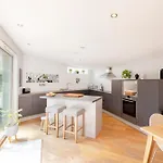 Stylish 3-bedroom 2-storey House With Patio And Balcony Near Princes Street Apartmán