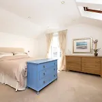 Stylish 3-bedroom 2-storey House With Patio And Balcony Near Princes Street *
