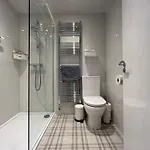 Spacious Boutique Two-bedroom Next To The Castle Apartamento