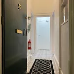 Spacious Boutique Two-bedroom Next To The Castle