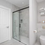 Flat With Majestic Views In West End Wonderland *