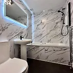 Rose Street's Hidden Treasure- 2bed Newly Refurbished * Edinburgh