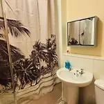 Two Bedrooms With Free Parking דירה