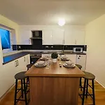 Two Bedrooms With Free Parking אדינבורו