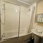 Two Bedrooms With Free Parking דירה