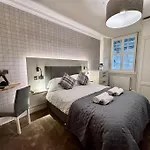 Spectacular 2 Bed, 2 Bath In Centre 公寓 *