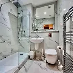 Spectacular 2 Bed, 2 Bath In Centre 公寓 *