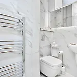 Spectacular 2 Bed, 2 Bath In Centre * 爱丁堡