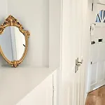 Royal Mile - Bright 2 Bedroom דירה אדינבורו