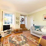 Apartamento Joivy Beautiful Apartment, Private Garden, Calton Hill Edimburgo