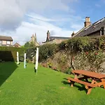 Modern Flat Near Murrayfield Stadium, Sleeps 4 *