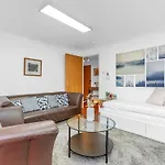 Modern 2 Bedroom In Centre Appartamento