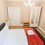 Russel House - 4 Bedroom - The Royal Mile
