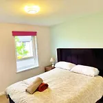 3 Bed House With Parking Near Airport Casa de Férias