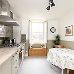 Apartamento Joivy Beautiful Apartment, Private Garden, Calton Hill Edimburgo