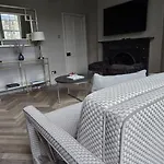 2 Bedroom Sofa Bed In Livingroom Castle View 1st Floor Sleeps 6 * Edinburgh