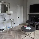 2 Bedroom Sofa Bed In Livingroom Castle View 1st Floor Sleeps 6 Apartmán Edinburgh