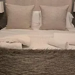 2 Bedroom Sofa Bed In Livingroom Castle View 1st Floor Sleeps 6 Edinburgh