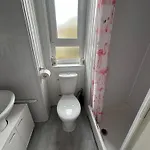 Bright Bedroom With King Side Bed And Share Bathroom Daire