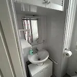 Daire Bright Bedroom With King Side Bed And Share Bathroom Edinburgh