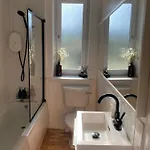 2 Bed With Garden Near Centre & Beach, Free Parking Apartment *